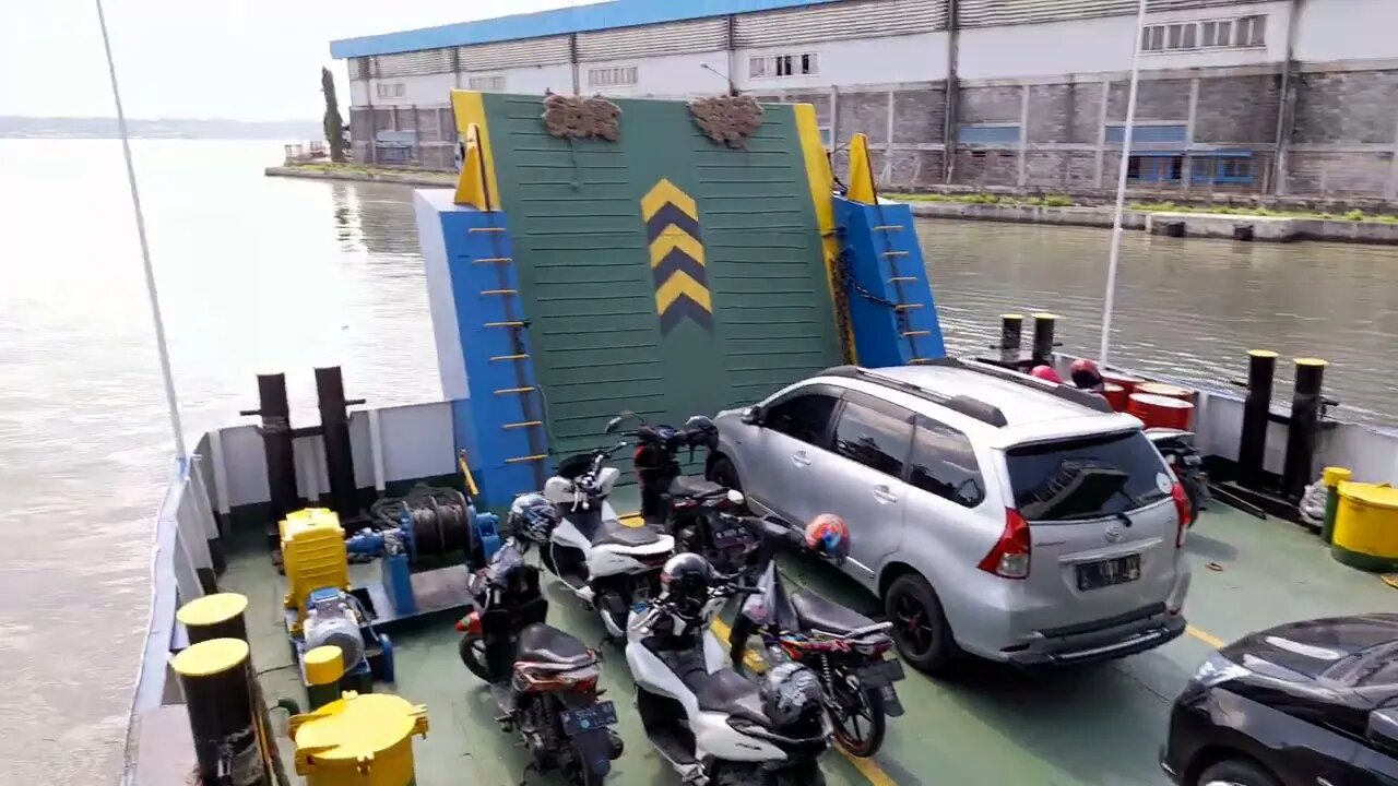 Situasi Terkini Penyeberangan ke Pulau Madura naik via Kapal Ferry. #suramadu #madura #ferry #kamal