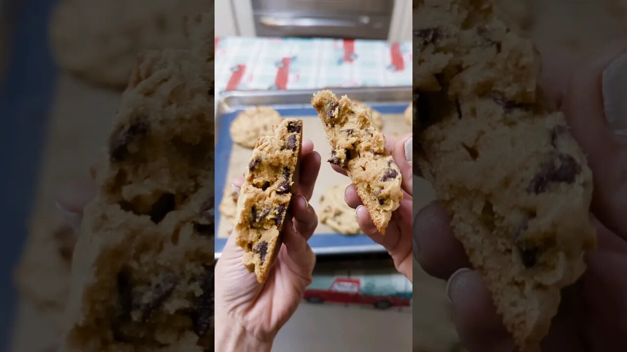 Peanut Butter Chocolate Chip Cookies #cookies #recipe #baking #peanutbutter #chocolatechip