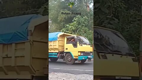 Truck Pasir Menanjak Di Tikungan