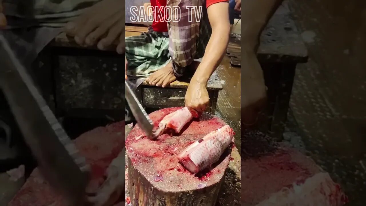 Precision at Its Finest: Masterful Fish Cutting in an Indian Fish Market