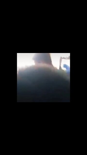 #srilanka protesters pose for selfies on the presidential bed