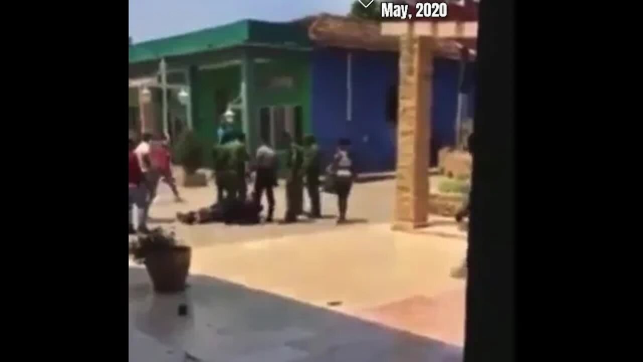 #Cuba 🇨🇺 Mother screams to stop police beating of her son