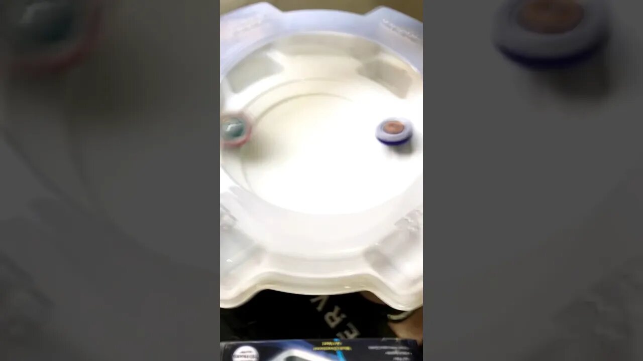 LONGINUS BATEU SEM PENA 😂 (batalha de beyblade) #beyblade #beybladeburst #batalhadebeyblade
