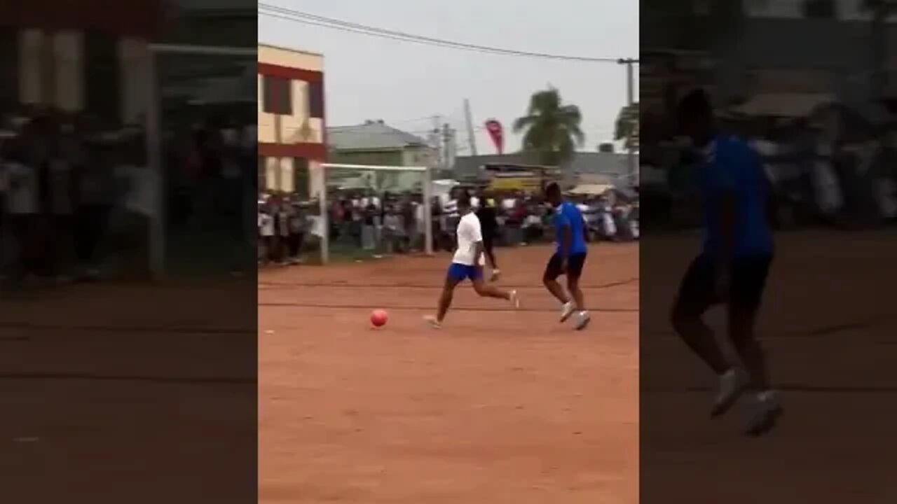 Memphis Depay en Quincy Promes tonen skills in Ghana in wedstrijdje met wat lokale voetballers.