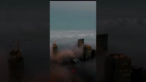 Edificios que tratan de igualar a la Torre de Babel cruzando las Nubes