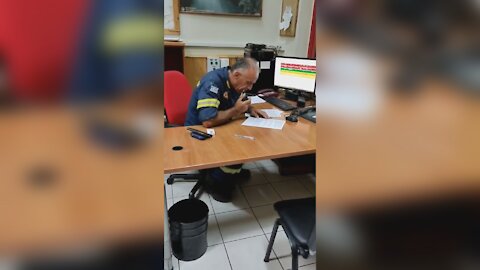 Ο αρχηγός του πυροσβεστικού σώματος μιλάει στους πυροσβέστες