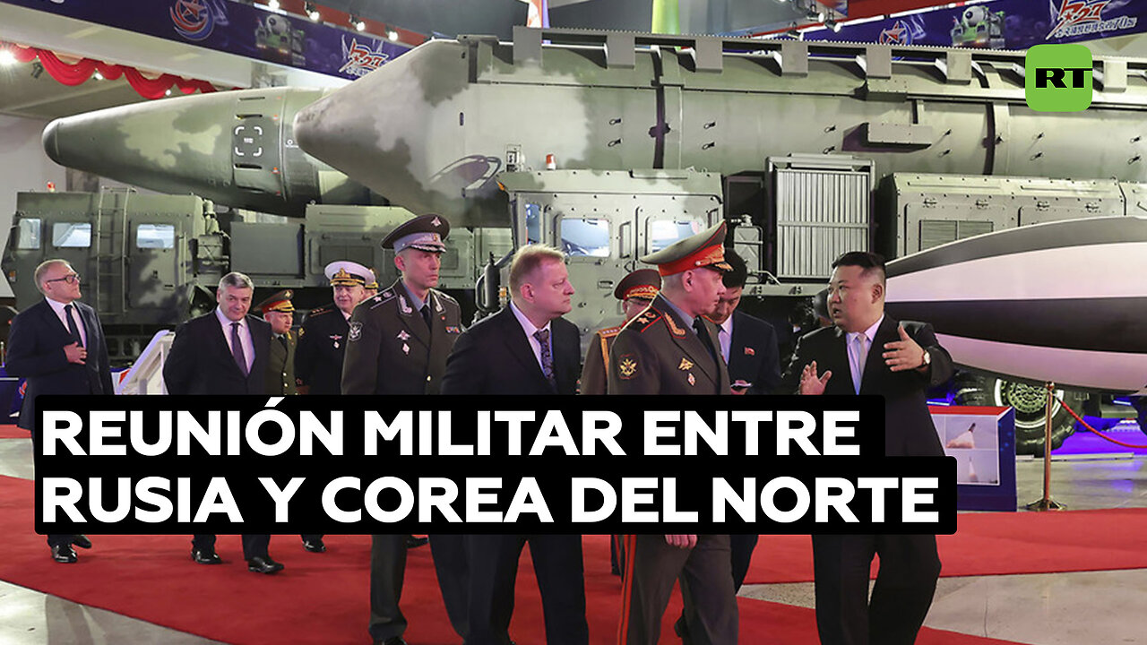 Kim Jong-un da al ministro de Defensa ruso un recorrido por una exposición de armas en Pionyang