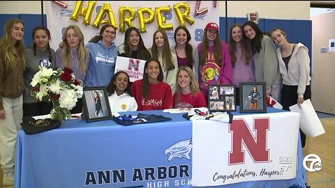 Nation’s No. 1 volleyball recruit Harper Murray signs with Nebraska