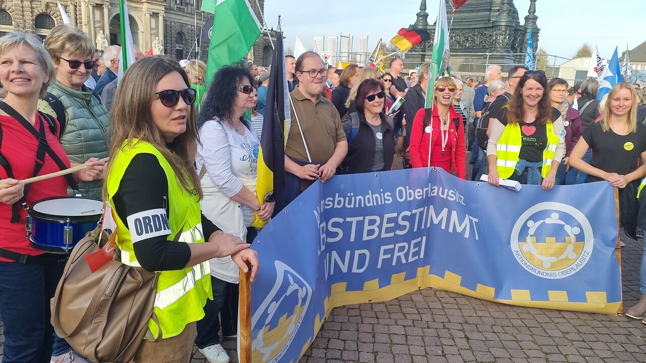 TAG DER FREIHEIT - DRESDEN, Theaterplatz, 29 10 2022 - vor Beginn und die Eröffnung der Kundgebung