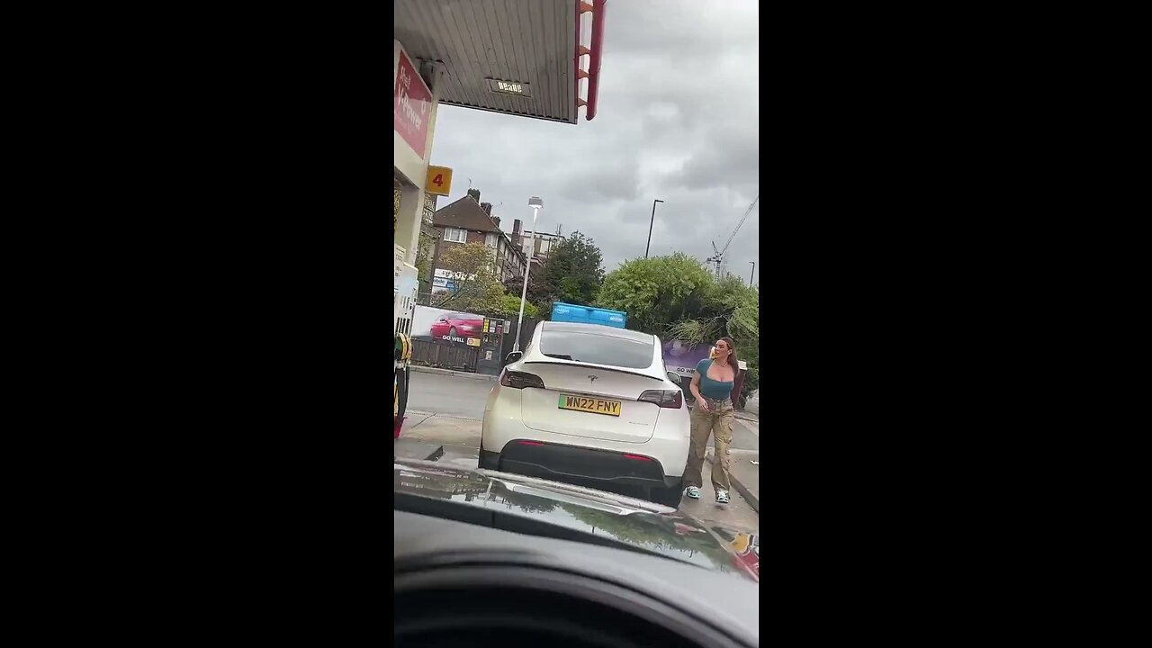 Woman seen at a gas station trying to put gas in a Tesla 👀