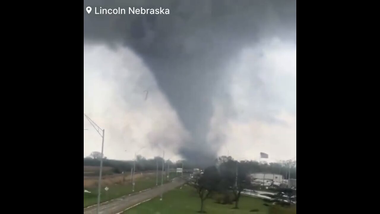 MASSIVE TORNADO🌪️🏘️TOUCHES DOWN IN LINCOLN NEBRASKA🏡🌪️💫