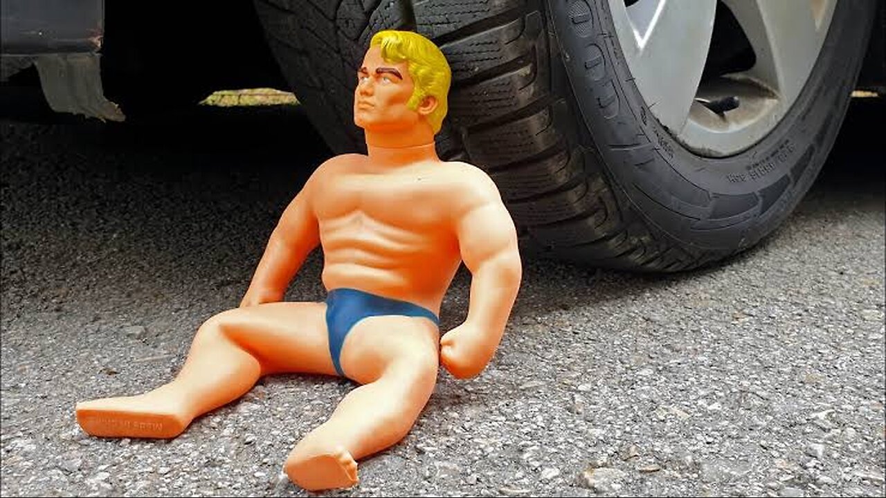 Esmagando coisas crocantes e macias de carro! CARRO EXPERIMENTAL vs Stretch Armstrong