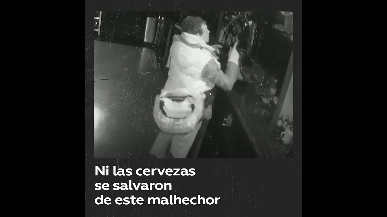 Un malhechor se sirve un trago antes de llevarse el botín de un hotel
