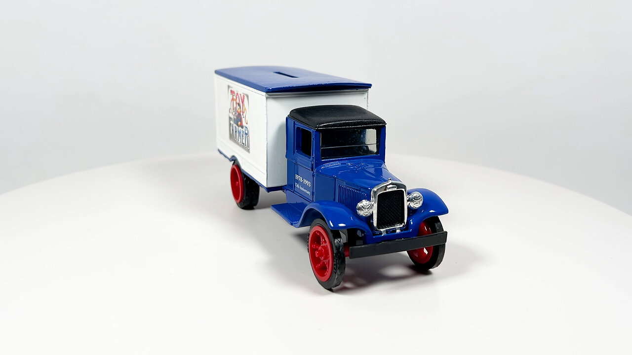 ERTL Diecast Toy Farmer 1931 Hawkeye Motor Truck Bank 1/34 Scale