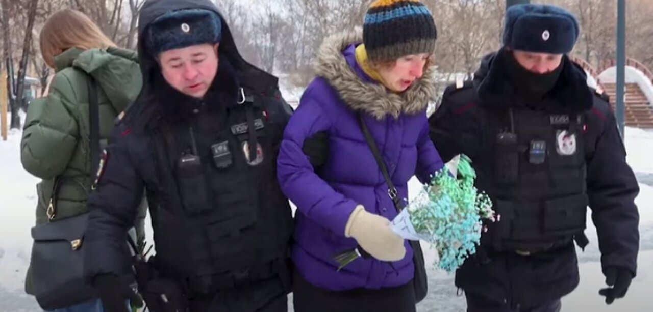 Moscow Police Arrest People Laying Flowers On Ukraine Anniversary