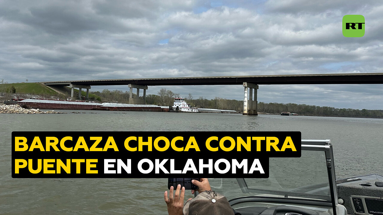 Una barcaza choca contra un puente en EE.UU.