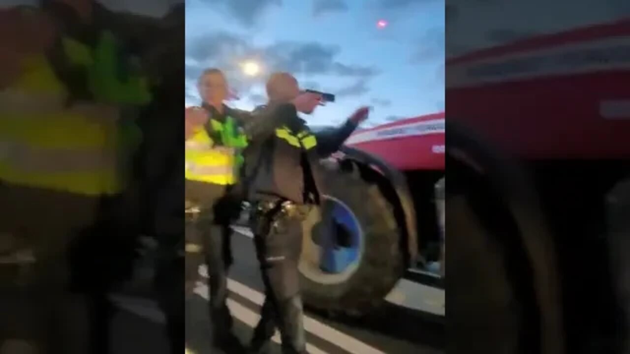 Netherlands: Police drawing guns on Farmers now