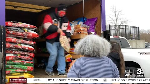 Weekly mobile pantry at Nebraska Humane Society helps pet owners in need