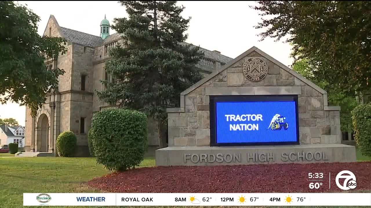 Dearborn police ticketing parents dropping Fordson high students off in left & middle lanes