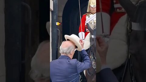 Veteran takes his hat off for the kings guard #horseguardsparade