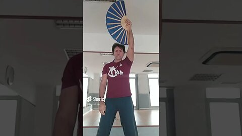 Ejercicio de Tai chi con abanico, paso cruzado y elevar el abanico #shorts