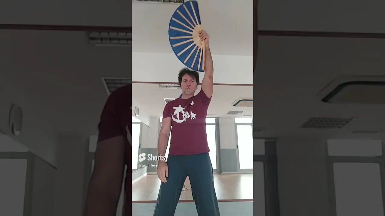 Ejercicio de Tai chi con abanico, paso cruzado y elevar el abanico #shorts