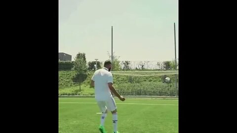 How to shoot like Benzema