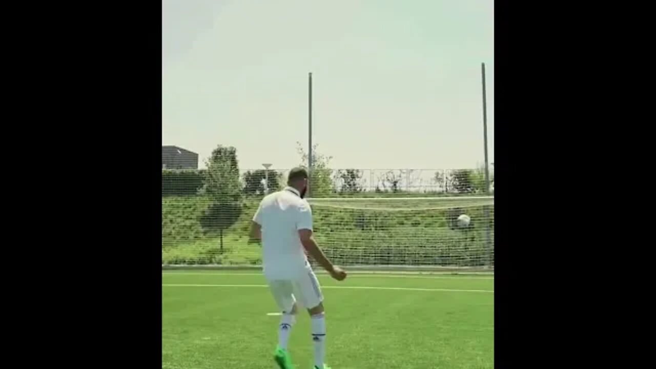 How to shoot like Benzema