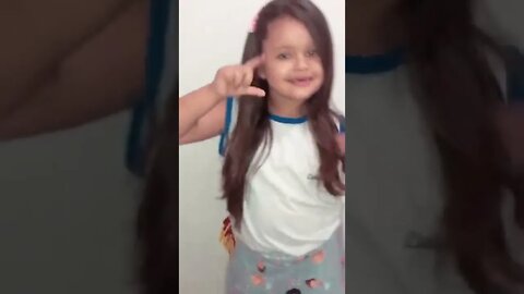 TRAVA NA POSE CHAMA NO ZOOM E DA UM CLOSE , MUITO LINDA INDO PARA A ESCOLA #shorts