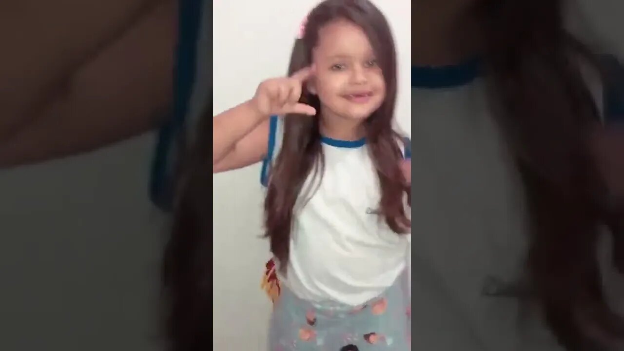 TRAVA NA POSE CHAMA NO ZOOM E DA UM CLOSE , MUITO LINDA INDO PARA A ESCOLA #shorts