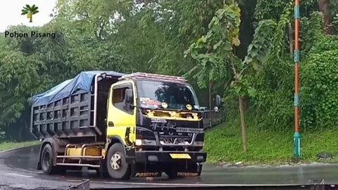 Rombongan Dump Truk Muatan Batu Gunung