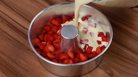 Dessert glacé crémeux au lait de nid et à la fraise