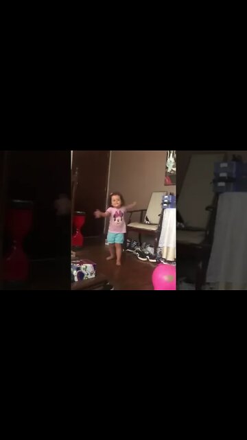 ELA NAO CONSEGUE PARAR DE DANÇAR #meme #dancinha #viral #shorts