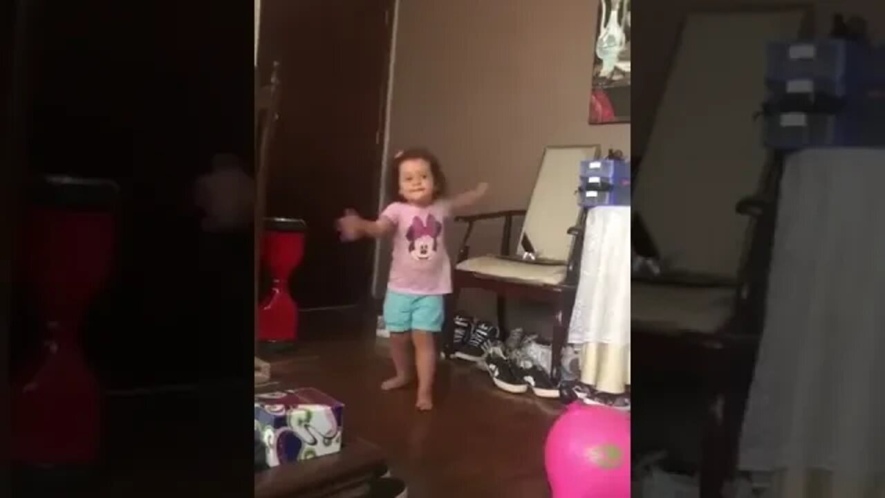 ELA NAO CONSEGUE PARAR DE DANÇAR #meme #dancinha #viral #shorts