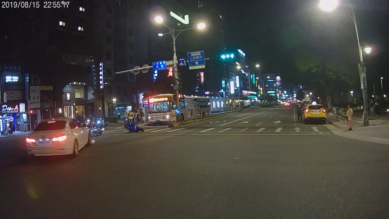 2019/08/15_22:52 南京東路與林森北路 車禍
