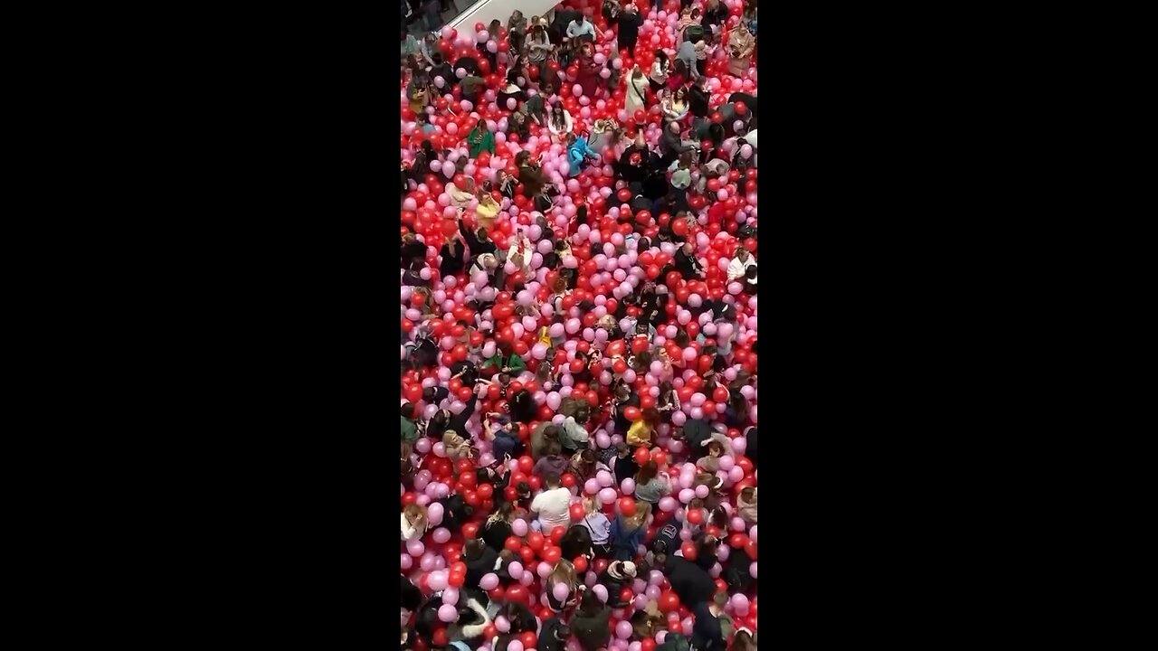 40000 ballons dropped in Russia on Valentine's day