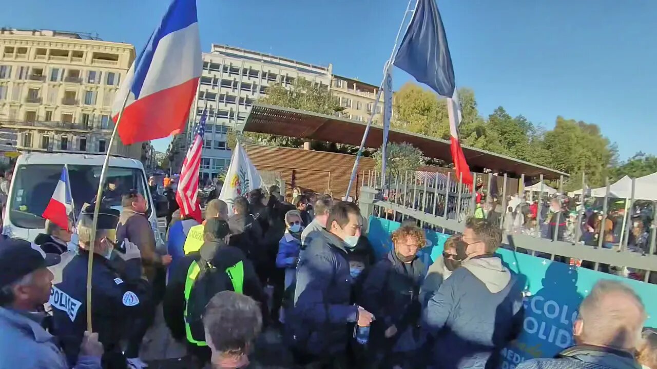 Nice : envahissement du marché de Noël des associations