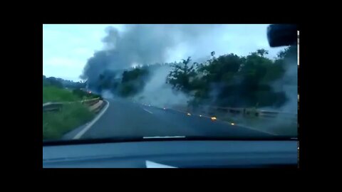 PAI TENTA SALVAR FILHO DE INCÊNDIO DE CAMINHÃO #CAMINHÃOPEGAFOGO #PAITENTASALVARFILHO #caminhãofogo