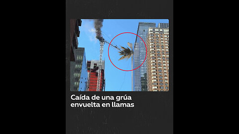 Una grúa se incendia y cae sobre un rascacielos