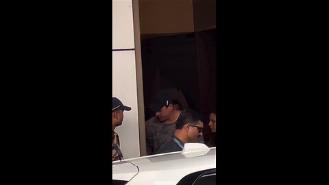 Sharukh Khan spotted at the Airport ✈️ #shortvideo #ytshorts #srk #shortsfeed #sharukhkhan #sharukh