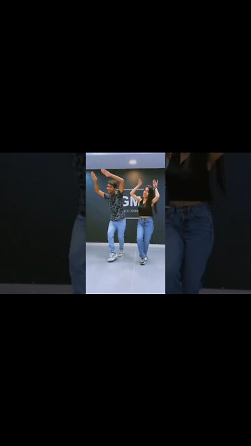 SI TE DAN ESTA GOMINOLA 🍬 CORRE Y PIDE AYUDA 😨 #shorts #youtubeshorts #shortsvideo #dance