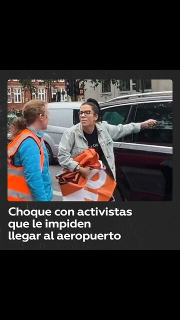 Una mujer arremete contra activistas que bloquean su camino al aeropuerto