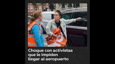 Una mujer arremete contra activistas que bloquean su camino al aeropuerto