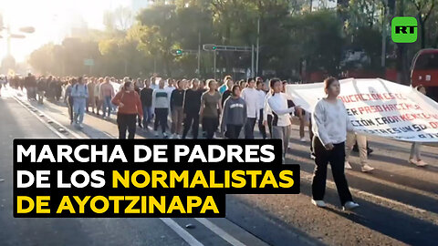 Padres de los normalistas de Ayotzinapa realizan marcha a una semana de reunirse con Sheinbaum