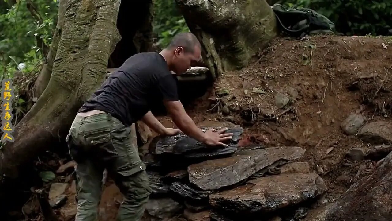 Man lives in the rain forest all year round and uses natural tree holes as shelter/Episode19