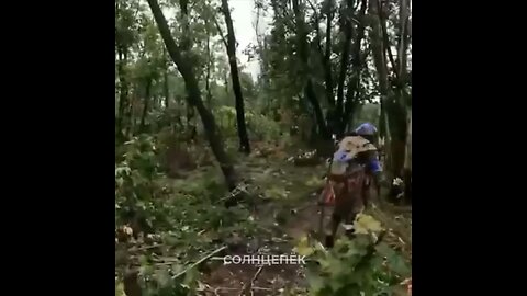 🔞 Ukrainian soldiers walk into artillery fire