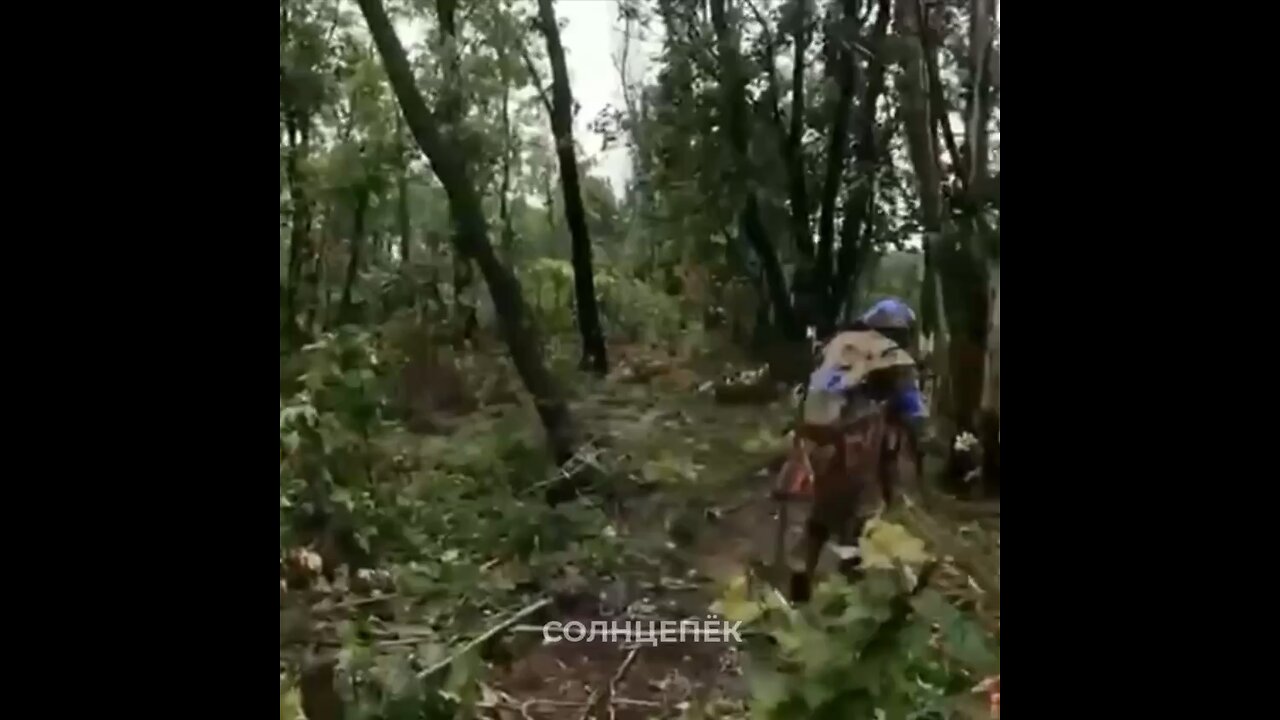 🔞 Ukrainian soldiers walk into artillery fire