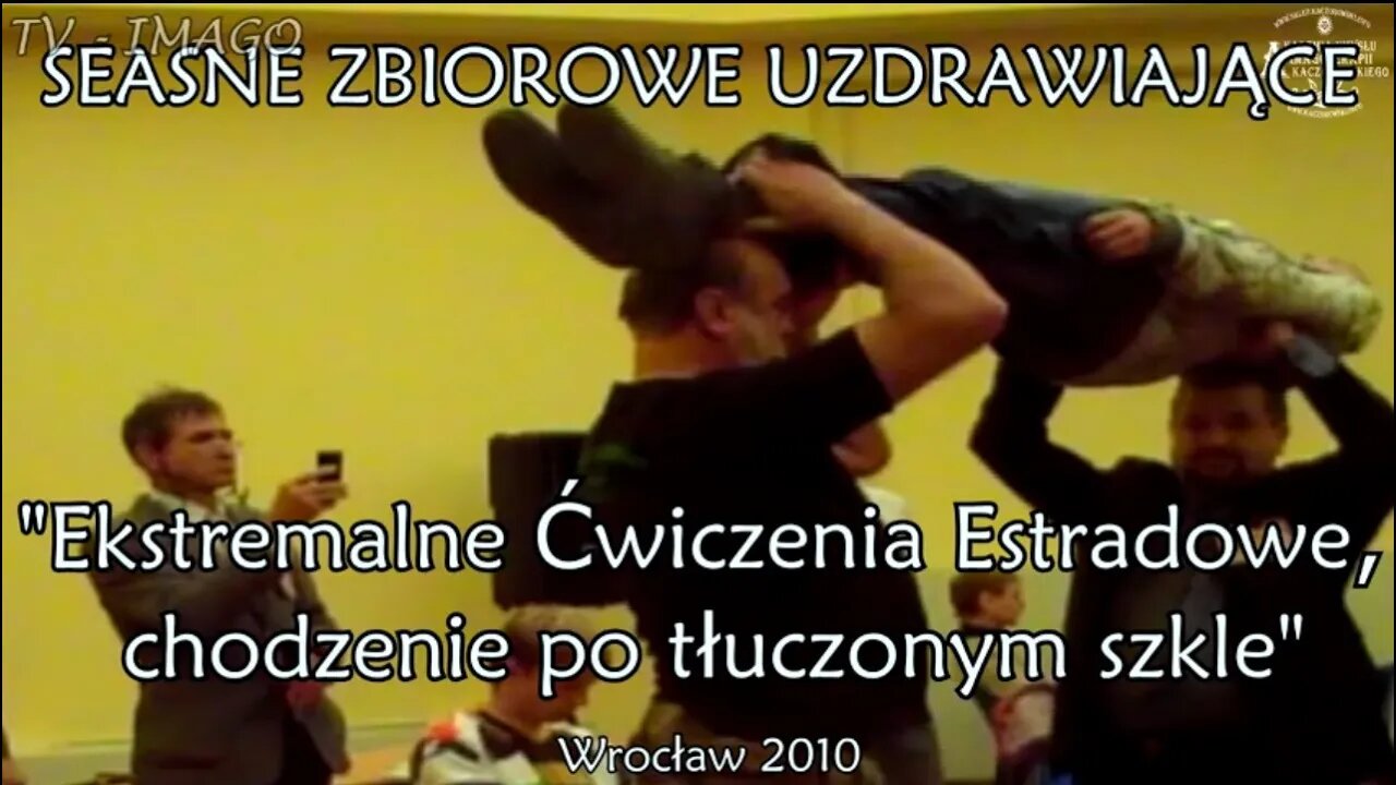 CHODZENIE PO TŁUCZONYM ,OSTRYM SZKLE - HIPNOZA ZBIOROWA I INNE TECHNIKI EKSTREMALNE / 2010 ©TV IMAGO