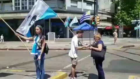 Consigna: Si tocas bocina, votas a Luis y Beatriz