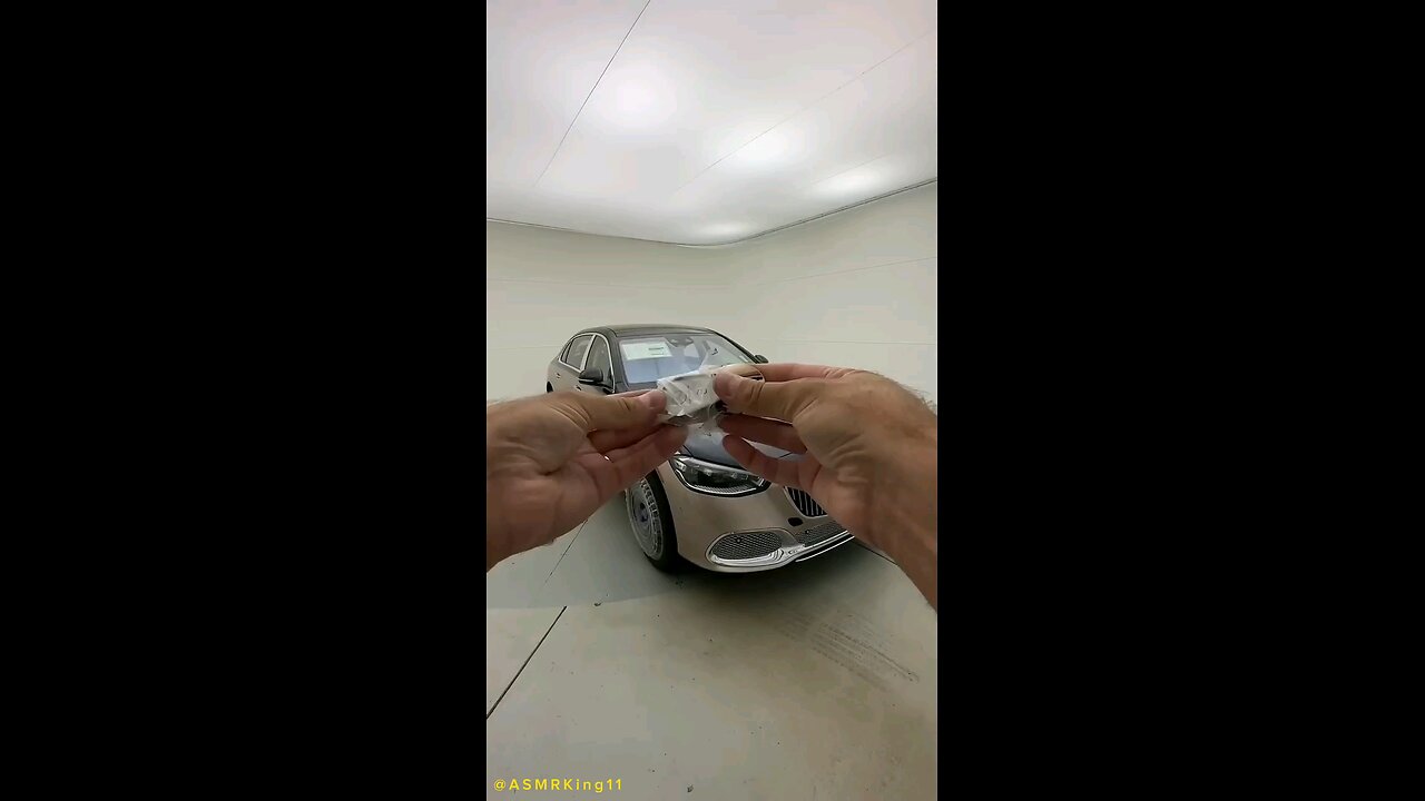 Unwrapping the ultra-rare 1 of 150 Haute Voiture Maybach S 680 😎 #ASMR #Unboxing #maybach